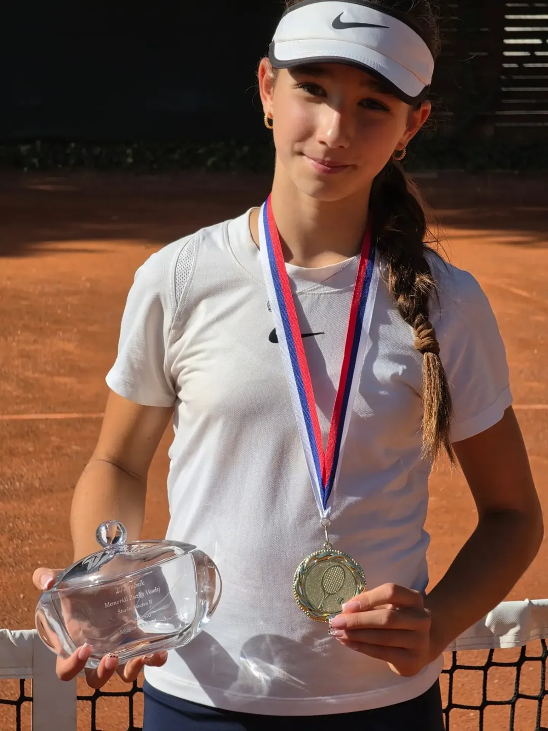 Karin Júlia Gajdošechová s pohárom a medailou na antukovom dvorci